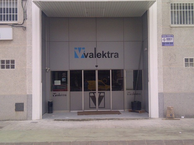Entrada de acceso al punto de venta de Valektra en Catarroja