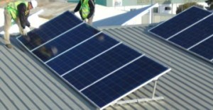 Francia muestra el camino en autoconsumo: obliga a poner paneles fotovoltaicos en los nuevos edificios comerciales