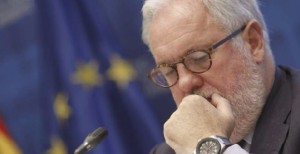 Cañete echa un cable a Rajoy y posibilita que España paralice los recursos de las renovables