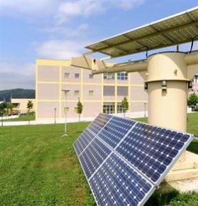 Las placas solares en viviendas permiten ahorrar un 24% en la factura de la luz