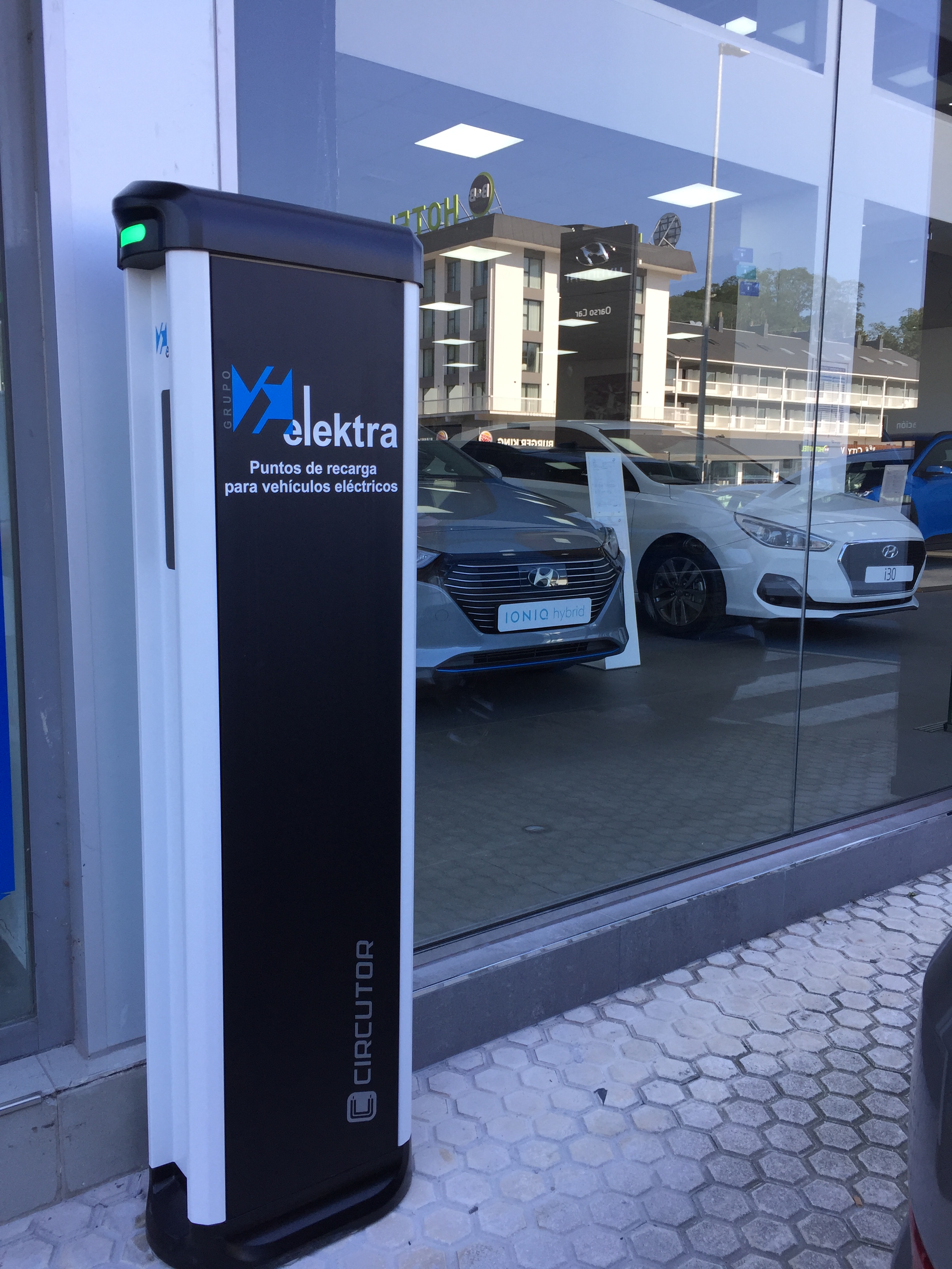 <!--:es-->Elektra instala un punto de recarga de exterior para vehículos eléctricos en el concesionario Hyundai de Oyarzun<!--:-->