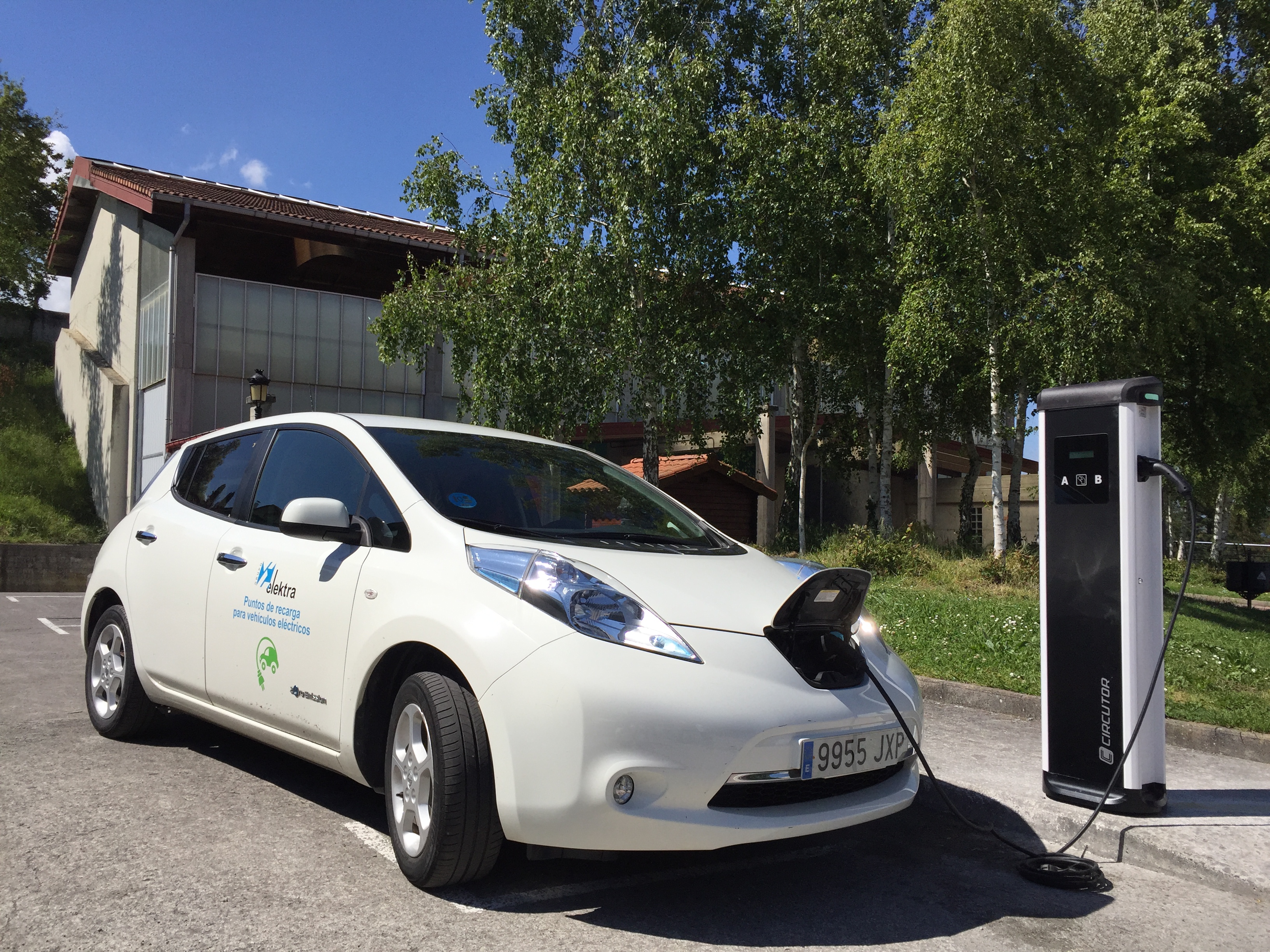 <!--:es-->Elektra San Sebastián suministra un equipo para la recarga de vehículos eléctricos al Ayuntamiento de Orendain<!--:-->