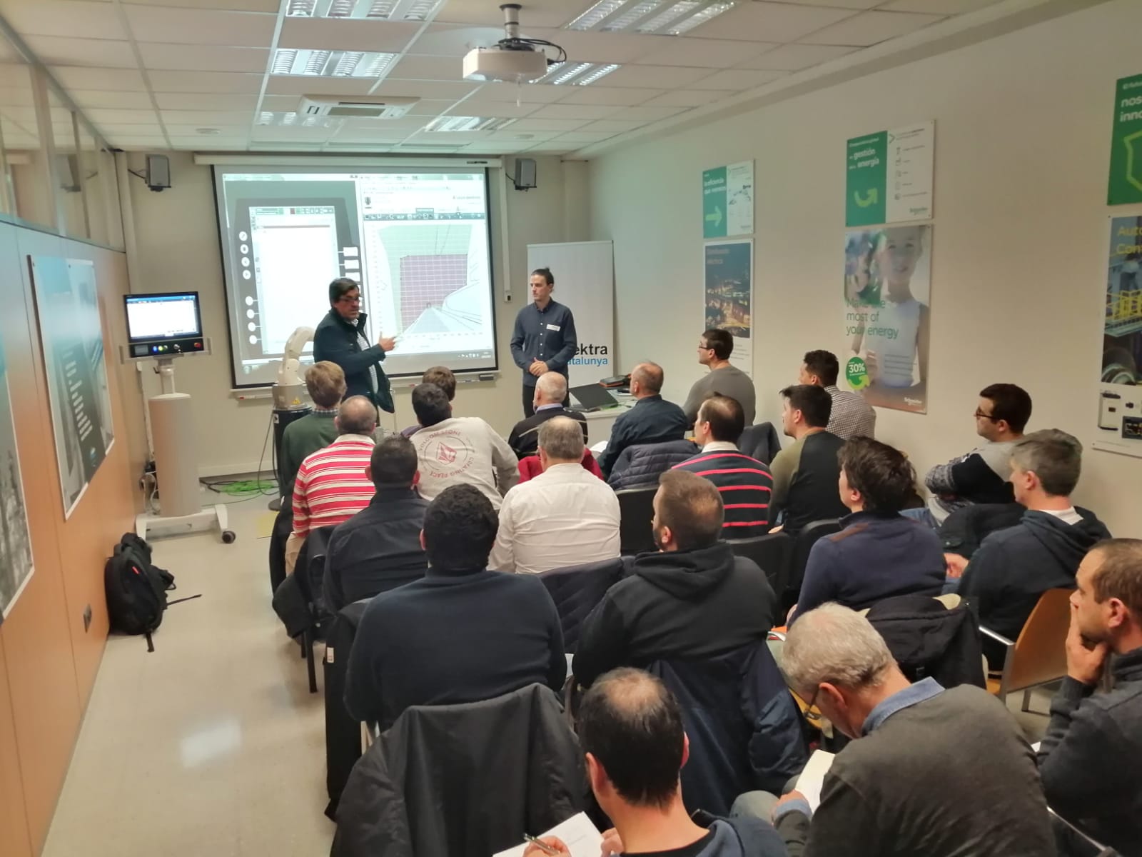 <!--:es-->FORMACIÓN: Éxito de asistencia a las Jornadas PLC mxAutomation de KUKA en Elektra Catalunya Martorell<!--:-->