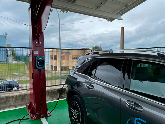 Imagen en detalle de la carga eléctrica de un coche en Vitoria