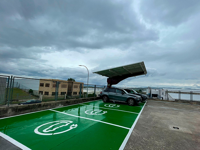 Imagen del parking de dos coches eléctricos en Vitoria