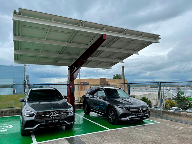 Imagen de dos coches de carga eléctrica en Vitoria