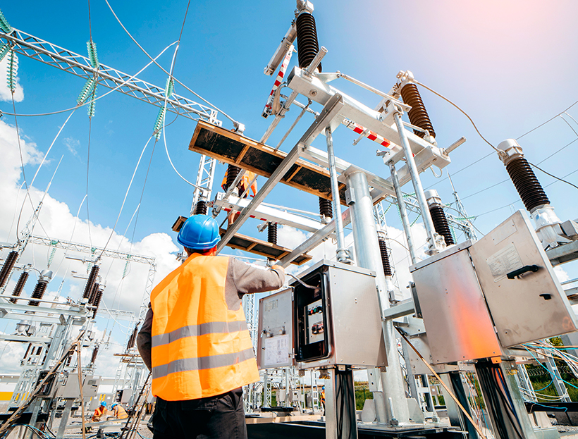 Foto de una persona trabajando en el mantenimiento eléctrico industrial