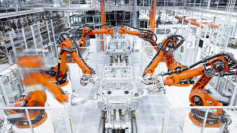 kuka robots automatización en planta industiral